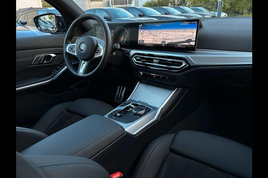 BMW 3 Serie Touring 320d xDrive M-SPORT ** LED, NAVI+, HALF-LEDER, VERW. STUUR, HuD, TREKH, 19-inch LMV, TANSANIT BLAU ** 1e EIG - UNFALLFREI ** ** INFORMEER OOK NAAR ONZE AANTREKKELIJKE FINANCIAL-LEASE TARIEVEN **