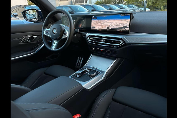 BMW 3 Serie Touring 320d xDrive M-SPORT ** LED, NAVI+, HALF-LEDER, VERW. STUUR, HuD, TREKH, 19-inch LMV, TANSANIT BLAU ** 1e EIG - UNFALLFREI ** ** INFORMEER OOK NAAR ONZE AANTREKKELIJKE FINANCIAL-LEASE TARIEVEN **