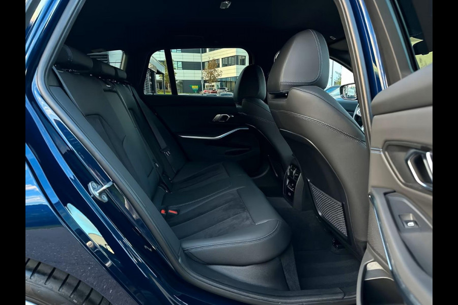 BMW 3 Serie Touring 320d xDrive M-SPORT ** LED, NAVI+, HALF-LEDER, VERW. STUUR, HuD, TREKH, 19-inch LMV, TANSANIT BLAU ** 1e EIG - UNFALLFREI ** ** INFORMEER OOK NAAR ONZE AANTREKKELIJKE FINANCIAL-LEASE TARIEVEN **