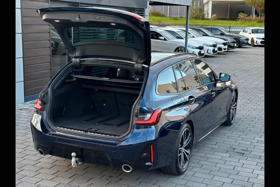 BMW 3 Serie Touring 320d xDrive M-SPORT ** LED, NAVI+, HALF-LEDER, VERW. STUUR, HuD, TREKH, 19-inch LMV, TANSANIT BLAU ** 1e EIG - UNFALLFREI ** ** INFORMEER OOK NAAR ONZE AANTREKKELIJKE FINANCIAL-LEASE TARIEVEN **
