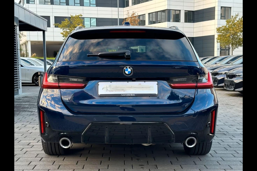 BMW 3 Serie Touring 320d xDrive M-SPORT ** LED, NAVI+, HALF-LEDER, VERW. STUUR, HuD, TREKH, 19-inch LMV, TANSANIT BLAU ** 1e EIG - UNFALLFREI ** ** INFORMEER OOK NAAR ONZE AANTREKKELIJKE FINANCIAL-LEASE TARIEVEN **
