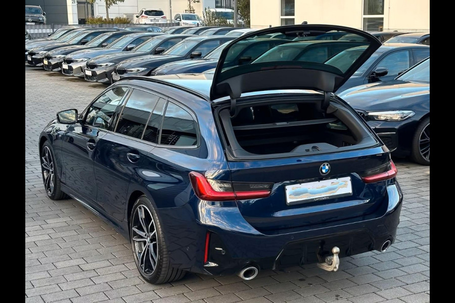BMW 3 Serie Touring 320d xDrive M-SPORT ** LED, NAVI+, HALF-LEDER, VERW. STUUR, HuD, TREKH, 19-inch LMV, TANSANIT BLAU ** 1e EIG - UNFALLFREI ** ** INFORMEER OOK NAAR ONZE AANTREKKELIJKE FINANCIAL-LEASE TARIEVEN **