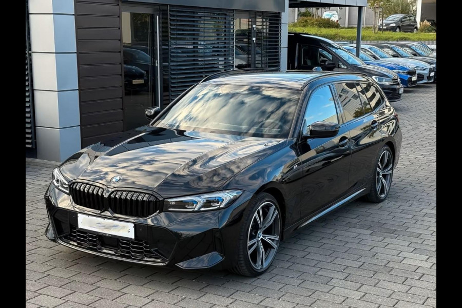 BMW 3 Serie Touring 320d xDrive M-SPORT ** LED, NAVI+, LEDER, PANORAMA, H&K, HuD, TREKH, 19-inch LMV ** 1e EIG - UNFALLFREI ** ** INFORMEER OOK NAAR ONZE AANTREKKELIJKE FINANCIAL-LEASE TARIEVEN **