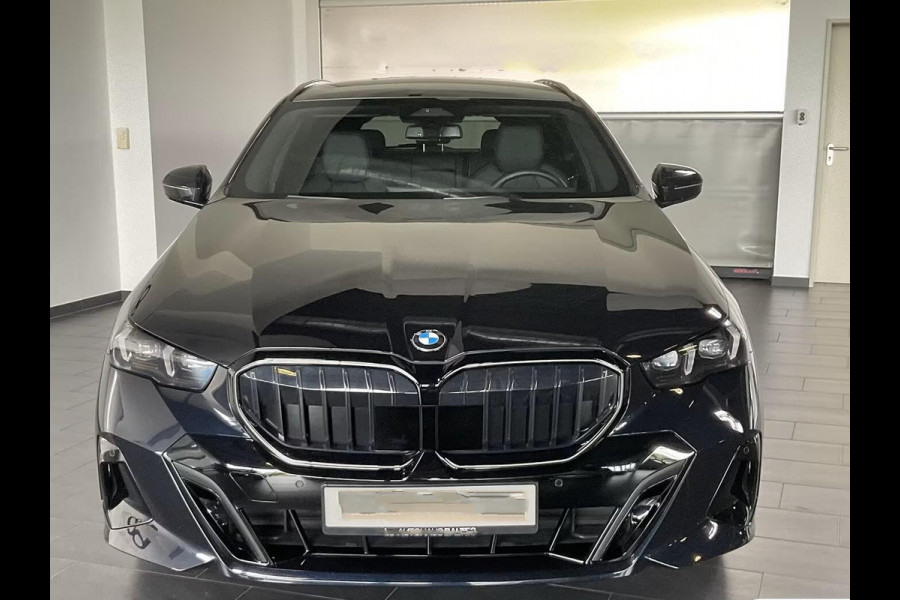 BMW 5 Serie Touring 540d xDrive M-SPORT Pro ** LED, PANORAMA, LEDER, 20-inch LMV, ICONIC GLOW, TREKH ** Ex BMW - € 25.900 onder NP ** ** INFORMEER OOK NAAR ONZE AANTREKKELIJKE FINANCIAL-LEASE TARIEVEN **