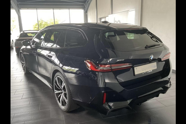 BMW 5 Serie Touring 540d xDrive M-SPORT Pro ** LED, PANORAMA, LEDER, 20-inch LMV, ICONIC GLOW, TREKH ** Ex BMW - € 25.900 onder NP ** ** INFORMEER OOK NAAR ONZE AANTREKKELIJKE FINANCIAL-LEASE TARIEVEN **