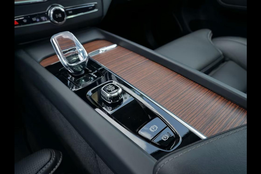 Volvo XC60 2.0 T8 Plug-in hybrid AWD ULTRA Dark (335kW/455PK) FULL OPTION (PANO / TREKH) ** 1e EIG - Ex VOLVO ** INFORMEER OOK NAAR ONZE AANTREKKELIJKE FINANCIAL-LEASE TARIEVEN **