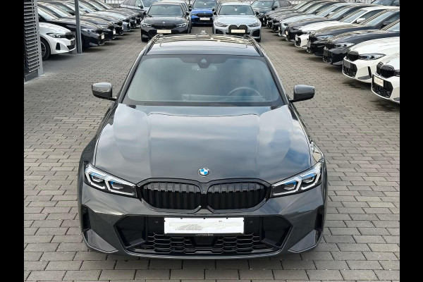 BMW 3 Serie Touring 320d xDrive M-SPORT ** LED, NAVI+, PANORAMA, HuD, TREKH, 19-inch LMV, DRAVIT GRAU ** 1e EIG - UNFALLFREI ** ** INFORMEER OOK NAAR ONZE AANTREKKELIJKE FINANCIAL-LEASE TARIEVEN **