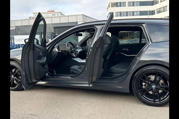 BMW 3 Serie Touring 320d xDrive M-SPORT ** LED, NAVI+, PANORAMA, HuD, TREKH, 19-inch LMV, DRAVIT GRAU ** 1e EIG - UNFALLFREI ** ** INFORMEER OOK NAAR ONZE AANTREKKELIJKE FINANCIAL-LEASE TARIEVEN **