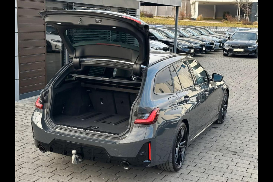 BMW 3 Serie Touring 320d xDrive M-SPORT ** LED, NAVI+, PANORAMA, HuD, TREKH, 19-inch LMV, DRAVIT GRAU ** 1e EIG - UNFALLFREI ** ** INFORMEER OOK NAAR ONZE AANTREKKELIJKE FINANCIAL-LEASE TARIEVEN **
