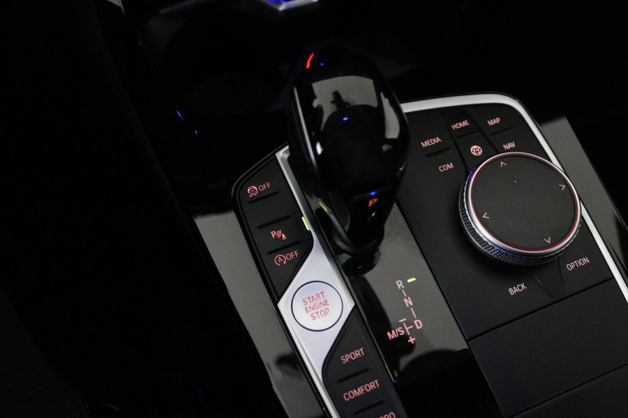 BMW 1-serie 118i Executive Edition M-Sport (M-PAKKET, ADAPTIVE CRUISE, CAMERA, CARPLAY, DEALER ONDERHOUDEN)