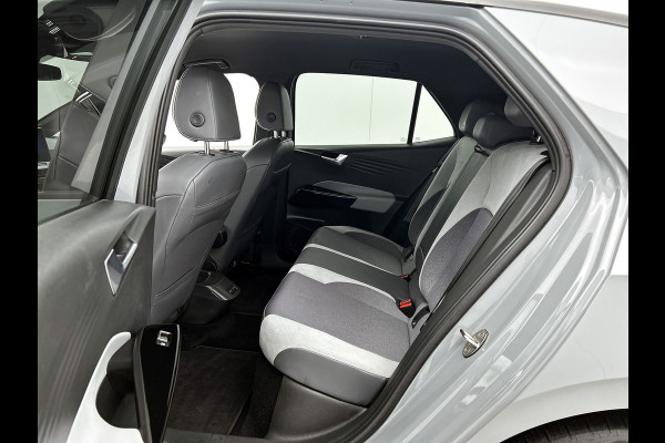 Volkswagen ID.3 First Plus 58 kWh / Trekhaak / Pdc.+Camera / Airco-ecc./ Navigatie / Xenon / Stoelverwarming / Apk 11-2026