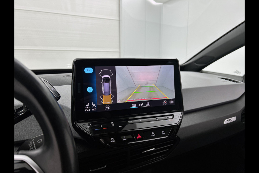 Volkswagen ID.3 First Plus 58 kWh / Trekhaak / Pdc.+Camera / Airco-ecc./ Navigatie / Xenon / Stoelverwarming / Apk 11-2026