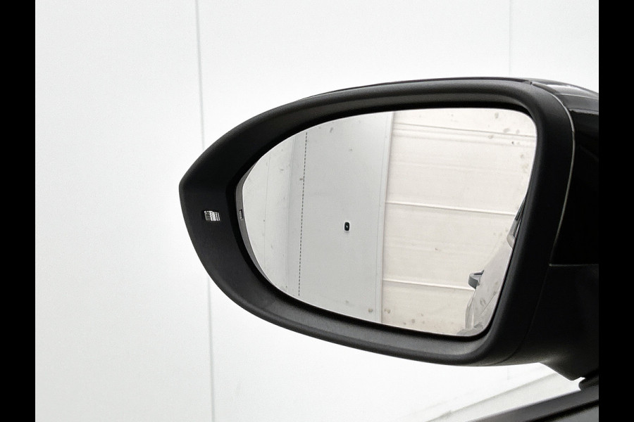 Volkswagen ID.3 First Plus 58 kWh / Trekhaak / Pdc.+Camera / Airco-ecc./ Navigatie / Xenon / Stoelverwarming / Apk 11-2026