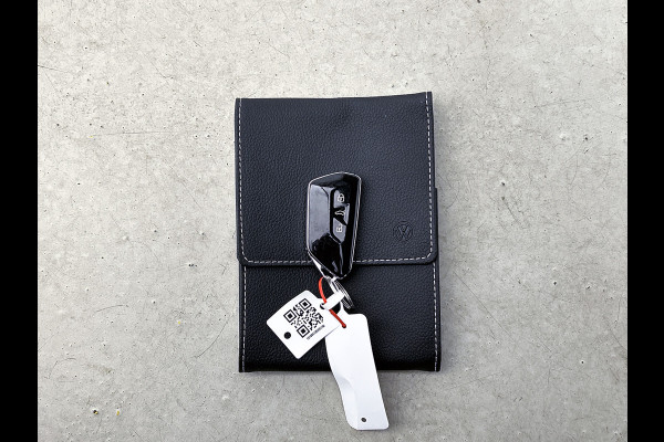 Volkswagen ID.3 First Plus 58 kWh / Trekhaak / Pdc.+Camera / Airco-ecc./ Navigatie / Xenon / Stoelverwarming / Apk 11-2026