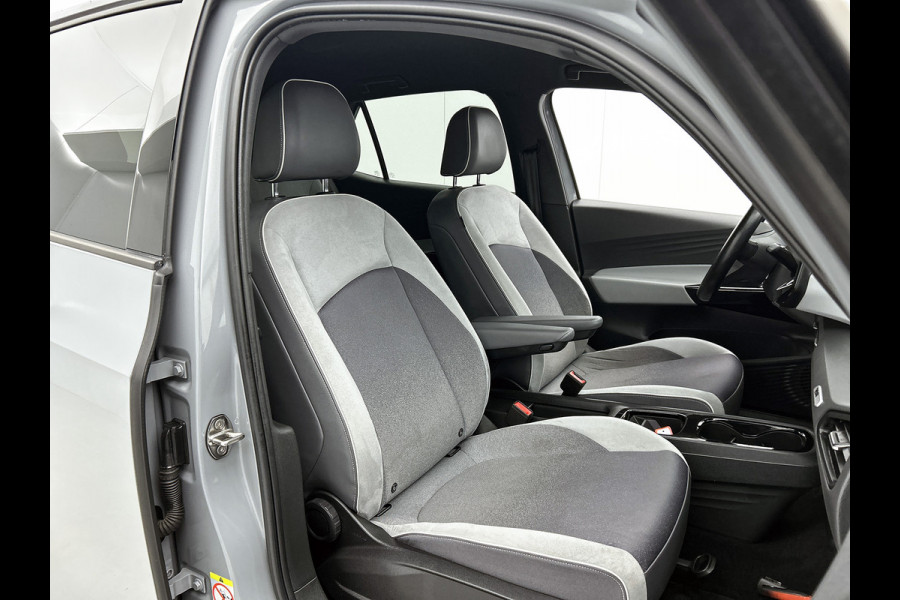 Volkswagen ID.3 First Plus 58 kWh / Trekhaak / Pdc.+Camera / Airco-ecc./ Navigatie / Xenon / Stoelverwarming / Apk 11-2026