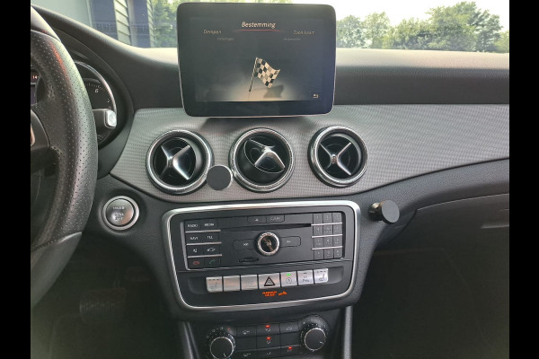 Mercedes-Benz CLA-Klasse Shooting Brake 180 Business Solution | LED | Trekhaak | All-seasons | Sportstoelen | PDC | Navi | Camera |