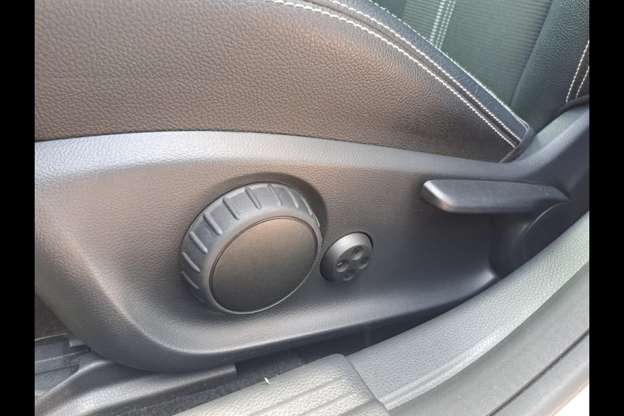 Mercedes-Benz CLA-Klasse Shooting Brake 180 Business Solution | LED | Trekhaak | All-seasons | Sportstoelen | PDC | Navi | Camera |