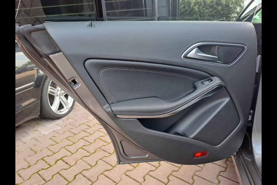 Mercedes-Benz CLA-Klasse Shooting Brake 180 Business Solution | LED | Trekhaak | All-seasons | Sportstoelen | PDC | Navi | Camera |