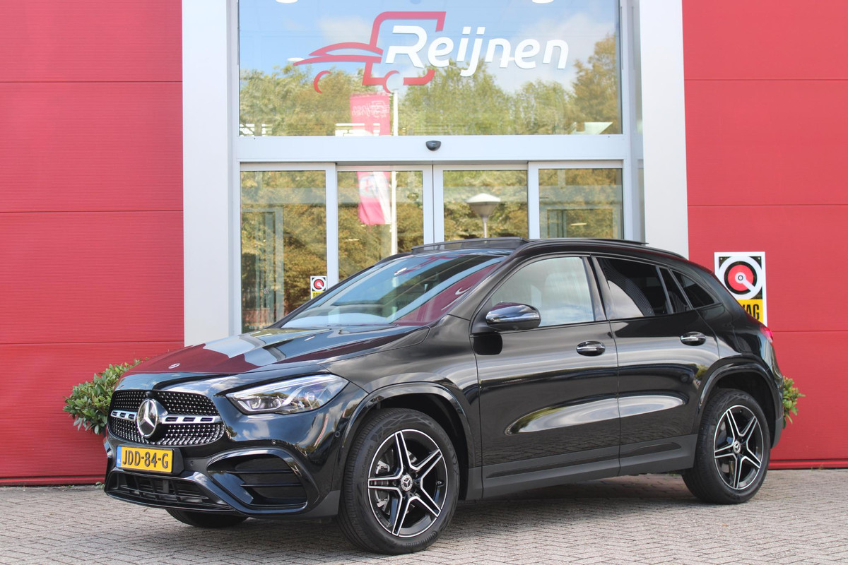 Mercedes-Benz GLA 250 e AMG LINE "NIEUW MODEL!" | PANORAMISCH SCHUIF/KANTEL DAK | ELEKTRISCH BEDIENBARE VOORSTOELEN MET GEHEUGENFUNCTIE EN "ZITKINEMATICA" | DRAADLOZE APPLE CARPLAY/ANDROID AUTO | NIGHT PAKKET: DAKRELING ZWART, ZIJRUITEN EN ACHTERRUITEN ZWART, LICHTMETALEN VELGEN 19" ZWART | HEAD UP DISPLAY | REALITY-NAVIGATIE  | 360° CAMERA | MULTI BEAM LED KOPLAMPEN | DODEHOEK DETECTIE | ADAPTIVE CRUISE CONTROL | KEYLESS GO | SFEER VERLICHTING | ELEKTRISCH BEDIENBARE ACHTERKLEP | DRAADLOZE TELEFOONLADER |