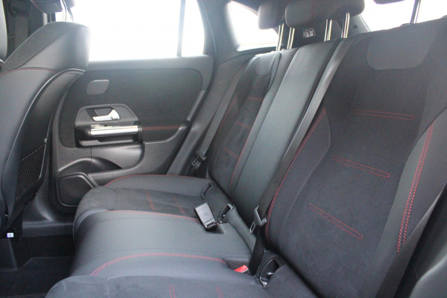 Mercedes-Benz GLA 250 e AMG LINE "NIEUW MODEL!" | PANORAMISCH SCHUIF/KANTEL DAK | ELEKTRISCH BEDIENBARE VOORSTOELEN MET GEHEUGENFUNCTIE EN "ZITKINEMATICA" | DRAADLOZE APPLE CARPLAY/ANDROID AUTO | NIGHT PAKKET: DAKRELING ZWART, ZIJRUITEN EN ACHTERRUITEN ZWART, LICHTMETALEN VELGEN 19" ZWART | HEAD UP DISPLAY | REALITY-NAVIGATIE  | 360° CAMERA | MULTI BEAM LED KOPLAMPEN | DODEHOEK DETECTIE | ADAPTIVE CRUISE CONTROL | KEYLESS GO | SFEER VERLICHTING | ELEKTRISCH BEDIENBARE ACHTERKLEP | DRAADLOZE TELEFOONLADER |