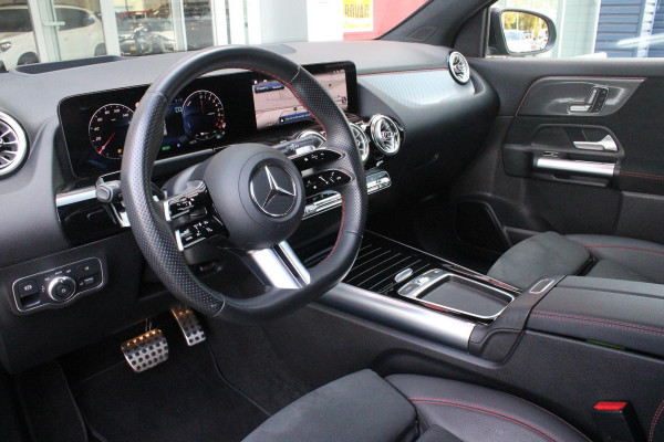 Mercedes-Benz GLA 250 e AMG LINE "NIEUW MODEL!" | PANORAMISCH SCHUIF/KANTEL DAK | ELEKTRISCH BEDIENBARE VOORSTOELEN MET GEHEUGENFUNCTIE EN "ZITKINEMATICA" | DRAADLOZE APPLE CARPLAY/ANDROID AUTO | NIGHT PAKKET: DAKRELING ZWART, ZIJRUITEN EN ACHTERRUITEN ZWART, LICHTMETALEN VELGEN 19" ZWART | HEAD UP DISPLAY | REALITY-NAVIGATIE  | 360° CAMERA | MULTI BEAM LED KOPLAMPEN | DODEHOEK DETECTIE | ADAPTIVE CRUISE CONTROL | KEYLESS GO | SFEER VERLICHTING | ELEKTRISCH BEDIENBARE ACHTERKLEP | DRAADLOZE TELEFOONLADER |