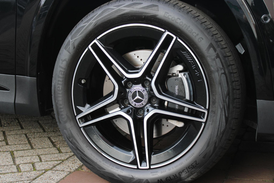 Mercedes-Benz GLA 250 e AMG LINE "NIEUW MODEL!" | PANORAMISCH SCHUIF/KANTEL DAK | ELEKTRISCH BEDIENBARE VOORSTOELEN MET GEHEUGENFUNCTIE EN "ZITKINEMATICA" | DRAADLOZE APPLE CARPLAY/ANDROID AUTO | NIGHT PAKKET: DAKRELING ZWART, ZIJRUITEN EN ACHTERRUITEN ZWART, LICHTMETALEN VELGEN 19" ZWART | HEAD UP DISPLAY | REALITY-NAVIGATIE  | 360° CAMERA | MULTI BEAM LED KOPLAMPEN | DODEHOEK DETECTIE | ADAPTIVE CRUISE CONTROL | KEYLESS GO | SFEER VERLICHTING | ELEKTRISCH BEDIENBARE ACHTERKLEP | DRAADLOZE TELEFOONLADER |