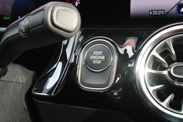 Mercedes-Benz GLA 250 e AMG LINE "NIEUW MODEL!" | PANORAMISCH SCHUIF/KANTEL DAK | ELEKTRISCH BEDIENBARE VOORSTOELEN MET GEHEUGENFUNCTIE EN "ZITKINEMATICA" | DRAADLOZE APPLE CARPLAY/ANDROID AUTO | NIGHT PAKKET: DAKRELING ZWART, ZIJRUITEN EN ACHTERRUITEN ZWART, LICHTMETALEN VELGEN 19" ZWART | HEAD UP DISPLAY | REALITY-NAVIGATIE  | 360° CAMERA | MULTI BEAM LED KOPLAMPEN | DODEHOEK DETECTIE | ADAPTIVE CRUISE CONTROL | KEYLESS GO | SFEER VERLICHTING | ELEKTRISCH BEDIENBARE ACHTERKLEP | DRAADLOZE TELEFOONLADER |