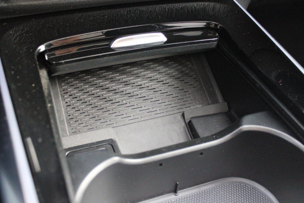 Mercedes-Benz GLA 250 e AMG LINE "NIEUW MODEL!" | PANORAMISCH SCHUIF/KANTEL DAK | ELEKTRISCH BEDIENBARE VOORSTOELEN MET GEHEUGENFUNCTIE EN "ZITKINEMATICA" | DRAADLOZE APPLE CARPLAY/ANDROID AUTO | NIGHT PAKKET: DAKRELING ZWART, ZIJRUITEN EN ACHTERRUITEN ZWART, LICHTMETALEN VELGEN 19" ZWART | HEAD UP DISPLAY | REALITY-NAVIGATIE  | 360° CAMERA | MULTI BEAM LED KOPLAMPEN | DODEHOEK DETECTIE | ADAPTIVE CRUISE CONTROL | KEYLESS GO | SFEER VERLICHTING | ELEKTRISCH BEDIENBARE ACHTERKLEP | DRAADLOZE TELEFOONLADER |