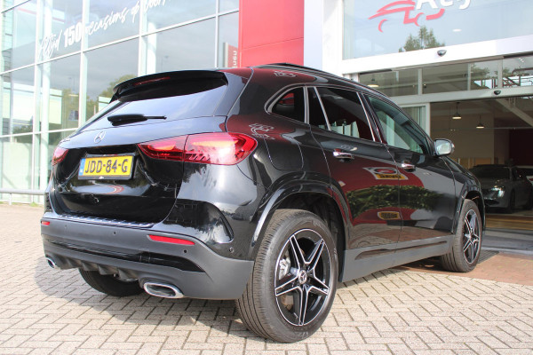 Mercedes-Benz GLA 250 e AMG LINE "NIEUW MODEL!" | PANORAMISCH SCHUIF/KANTEL DAK | ELEKTRISCH BEDIENBARE VOORSTOELEN MET GEHEUGENFUNCTIE EN "ZITKINEMATICA" | DRAADLOZE APPLE CARPLAY/ANDROID AUTO | NIGHT PAKKET: DAKRELING ZWART, ZIJRUITEN EN ACHTERRUITEN ZWART, LICHTMETALEN VELGEN 19" ZWART | HEAD UP DISPLAY | REALITY-NAVIGATIE  | 360° CAMERA | MULTI BEAM LED KOPLAMPEN | DODEHOEK DETECTIE | ADAPTIVE CRUISE CONTROL | KEYLESS GO | SFEER VERLICHTING | ELEKTRISCH BEDIENBARE ACHTERKLEP | DRAADLOZE TELEFOONLADER |