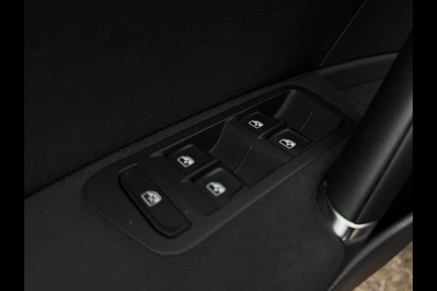 Volkswagen Golf 1.4 TSI Highline Business R VIRTUAL COCKPIT / MASSAGESTOEL / ALCANTARA / ACC / PDC / 4-SEIZ. BAND / LEDVERLICHTING