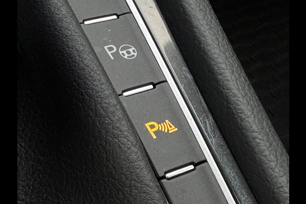 Volkswagen Golf 1.4 TSI Highline Business R VIRTUAL COCKPIT / MASSAGESTOEL / ALCANTARA / ACC / PDC / 4-SEIZ. BAND / LEDVERLICHTING