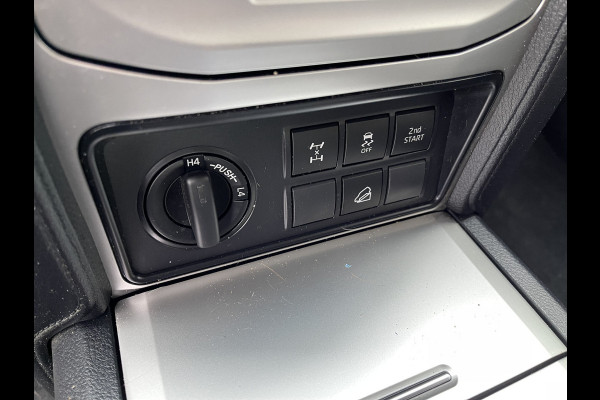 Toyota Land Cruiser 2.8 D-4D-F 177pk Challenger High Roof Blind Van 4x4 grijs kenteken / vaste prijs rijklaar € 34.950 ex btw / lease vanaf € 570 / trekhaak 3500 kg / zilver metallic / euro 6 diesel / leer / automaat