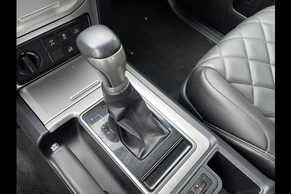 Toyota Land Cruiser 2.8 D-4D-F 177pk Challenger High Roof Blind Van 4x4 grijs kenteken / vaste prijs rijklaar € 34.950 ex btw / lease vanaf € 570 / trekhaak 3500 kg / zilver metallic / euro 6 diesel / leer / automaat