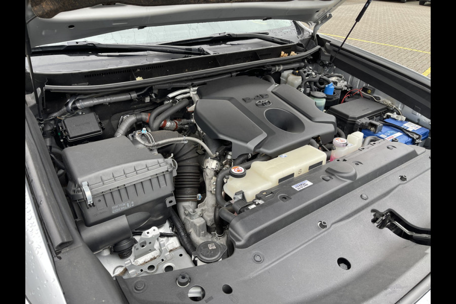 Toyota Land Cruiser 2.8 D-4D-F 177pk Challenger High Roof Blind Van 4x4 grijs kenteken / vaste prijs rijklaar € 34.950 ex btw / lease vanaf € 570 / trekhaak 3500 kg / zilver metallic / euro 6 diesel / leer / automaat