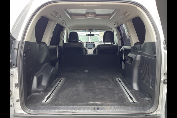 Toyota Land Cruiser 2.8 D-4D-F 177pk Challenger High Roof Blind Van 4x4 grijs kenteken / vaste prijs rijklaar € 34.950 ex btw / lease vanaf € 570 / trekhaak 3500 kg / zilver metallic / euro 6 diesel / leer / automaat