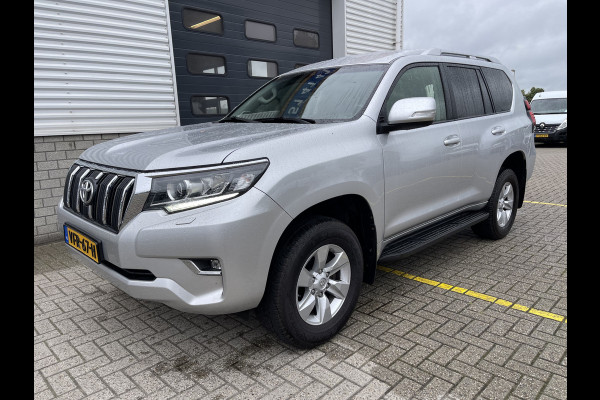 Toyota Land Cruiser 2.8 D-4D-F 177pk Challenger High Roof Blind Van 4x4 grijs kenteken / vaste prijs rijklaar € 34.950 ex btw / lease vanaf € 570 / trekhaak 3500 kg / zilver metallic / euro 6 diesel / leer / automaat