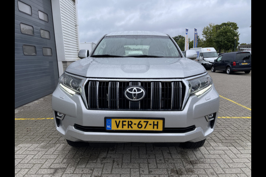 Toyota Land Cruiser 2.8 D-4D-F 177pk Challenger High Roof Blind Van 4x4 grijs kenteken / vaste prijs rijklaar € 34.950 ex btw / lease vanaf € 570 / trekhaak 3500 kg / zilver metallic / euro 6 diesel / leer / automaat