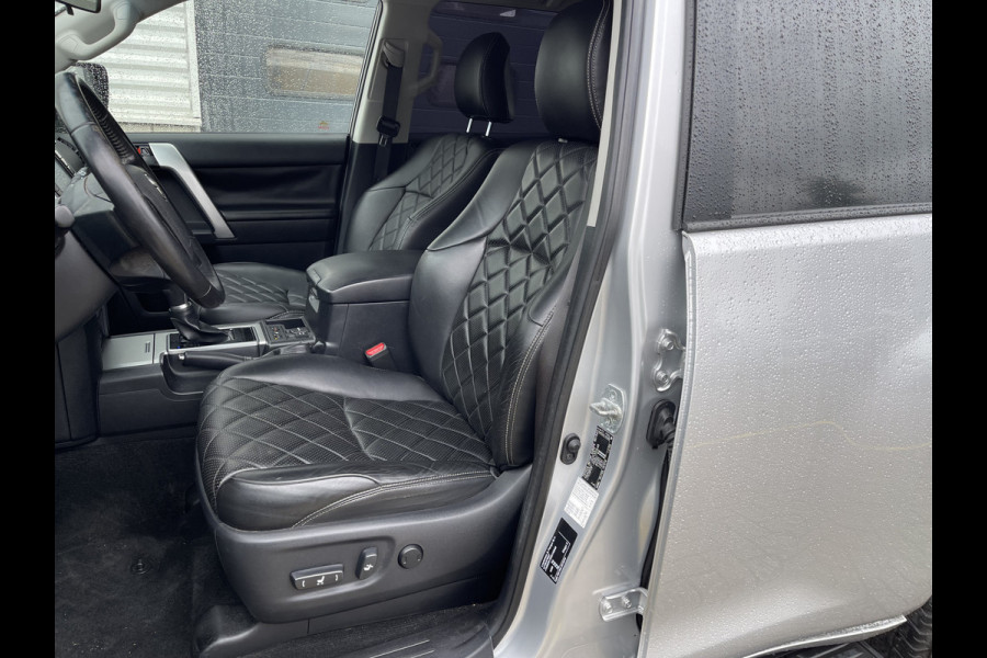 Toyota Land Cruiser 2.8 D-4D-F 177pk Challenger High Roof Blind Van 4x4 grijs kenteken / vaste prijs rijklaar € 34.950 ex btw / lease vanaf € 570 / trekhaak 3500 kg / zilver metallic / euro 6 diesel / leer / automaat