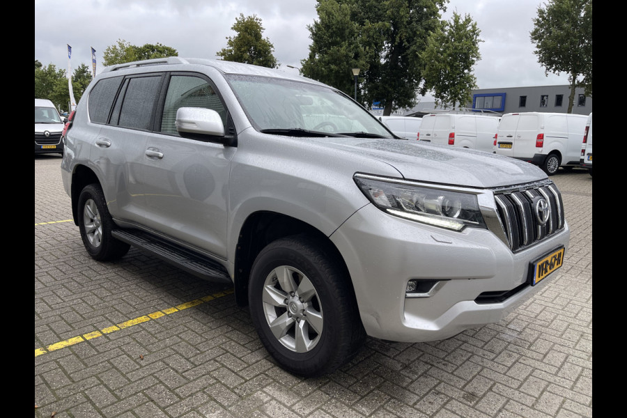 Toyota Land Cruiser 2.8 D-4D-F 177pk Challenger High Roof Blind Van 4x4 grijs kenteken / vaste prijs rijklaar € 34.950 ex btw / lease vanaf € 570 / trekhaak 3500 kg / zilver metallic / euro 6 diesel / leer / automaat