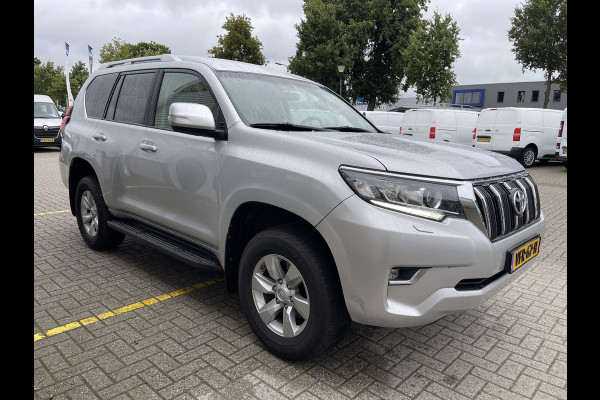 Toyota Land Cruiser 2.8 D-4D-F 177pk Challenger High Roof Blind Van 4x4 grijs kenteken / vaste prijs rijklaar € 34.950 ex btw / lease vanaf € 570 / trekhaak 3500 kg / zilver metallic / euro 6 diesel / leer / automaat