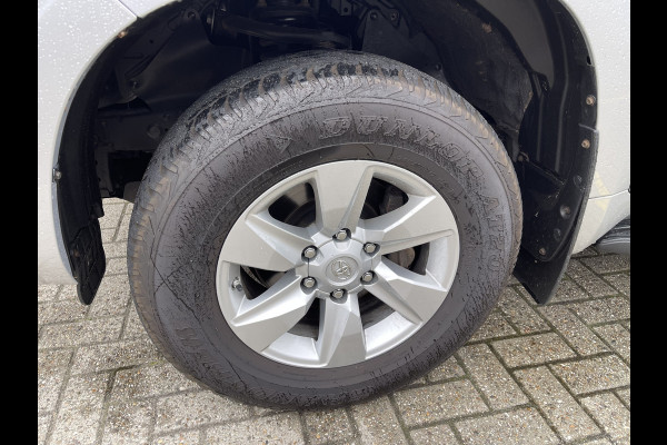 Toyota Land Cruiser 2.8 D-4D-F 177pk Challenger High Roof Blind Van 4x4 grijs kenteken / vaste prijs rijklaar € 34.950 ex btw / lease vanaf € 570 / trekhaak 3500 kg / zilver metallic / euro 6 diesel / leer / automaat