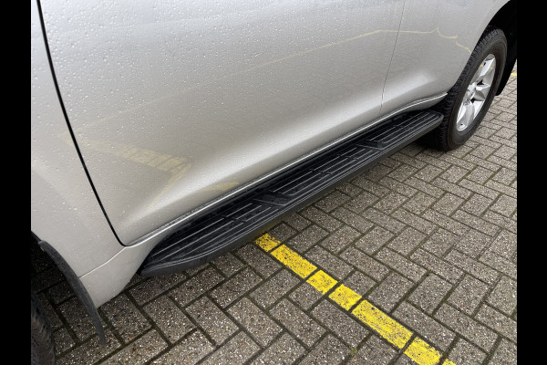 Toyota Land Cruiser 2.8 D-4D-F 177pk Challenger High Roof Blind Van 4x4 grijs kenteken / vaste prijs rijklaar € 34.950 ex btw / lease vanaf € 570 / trekhaak 3500 kg / zilver metallic / euro 6 diesel / leer / automaat