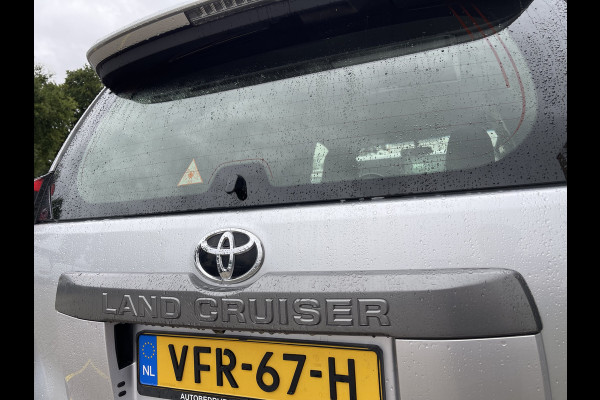 Toyota Land Cruiser 2.8 D-4D-F 177pk Challenger High Roof Blind Van 4x4 grijs kenteken / vaste prijs rijklaar € 34.950 ex btw / lease vanaf € 570 / trekhaak 3500 kg / zilver metallic / euro 6 diesel / leer / automaat