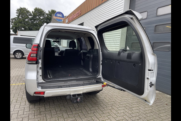 Toyota Land Cruiser 2.8 D-4D-F 177pk Challenger High Roof Blind Van 4x4 grijs kenteken / vaste prijs rijklaar € 34.950 ex btw / lease vanaf € 570 / trekhaak 3500 kg / zilver metallic / euro 6 diesel / leer / automaat