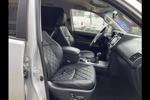 Toyota Land Cruiser 2.8 D-4D-F 177pk Challenger High Roof Blind Van 4x4 grijs kenteken / vaste prijs rijklaar € 34.950 ex btw / lease vanaf € 570 / trekhaak 3500 kg / zilver metallic / euro 6 diesel / leer / automaat