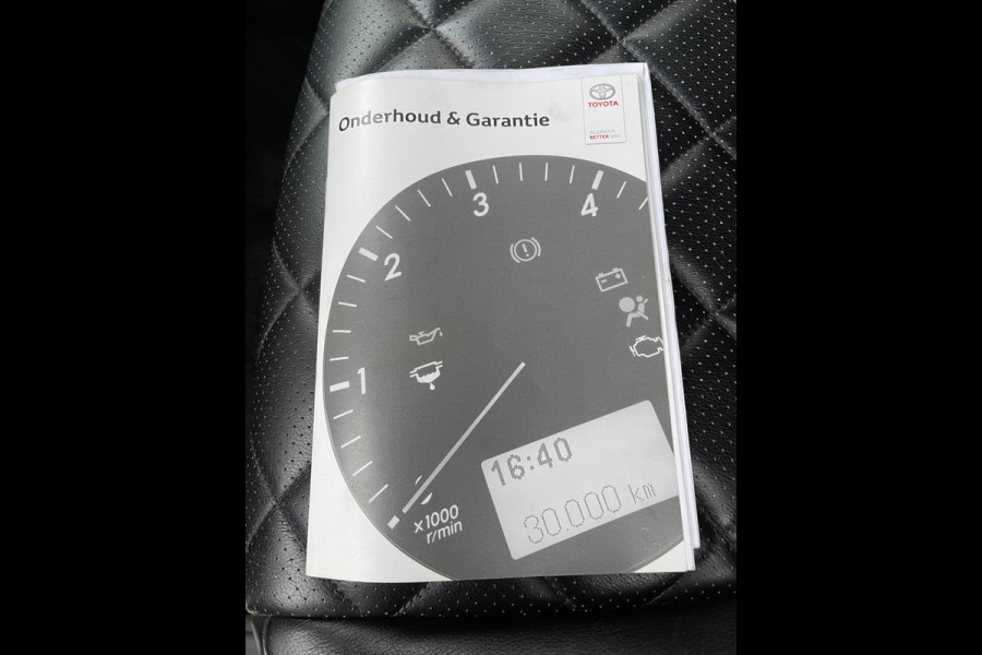 Toyota Land Cruiser 2.8 D-4D-F 177pk Challenger High Roof Blind Van 4x4 grijs kenteken / vaste prijs rijklaar € 34.950 ex btw / lease vanaf € 570 / trekhaak 3500 kg / zilver metallic / euro 6 diesel / leer / automaat