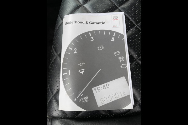 Toyota Land Cruiser 2.8 D-4D-F 177pk Challenger High Roof Blind Van 4x4 grijs kenteken / vaste prijs rijklaar € 34.950 ex btw / lease vanaf € 570 / trekhaak 3500 kg / zilver metallic / euro 6 diesel / leer / automaat