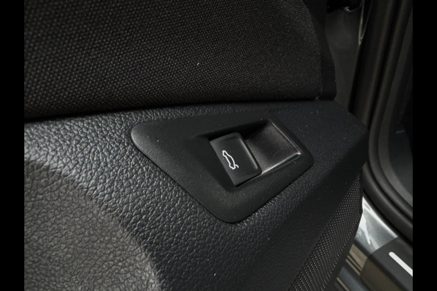 Volkswagen T-Roc 1.0 TSI Style ELEKTR. KLEP / CAMERA / CARPLAY / STUUR & STOELVERW. / ACC / ECC