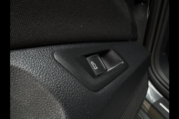 Volkswagen T-Roc 1.0 TSI Style ELEKTR. KLEP / CAMERA / CARPLAY / STUUR & STOELVERW. / ACC / ECC