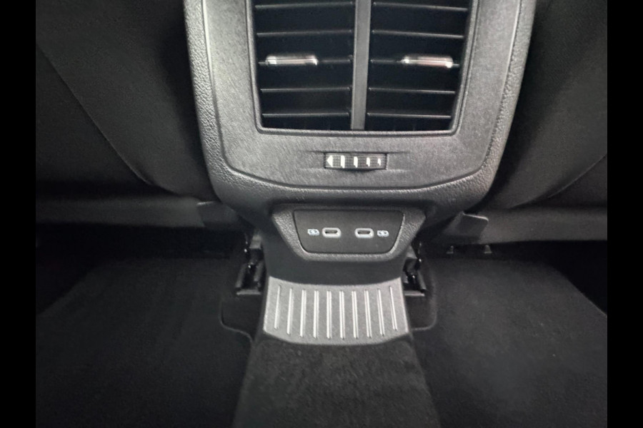 Volkswagen T-Roc 1.0 TSI Style ELEKTR. KLEP / CAMERA / CARPLAY / STUUR & STOELVERW. / ACC / ECC